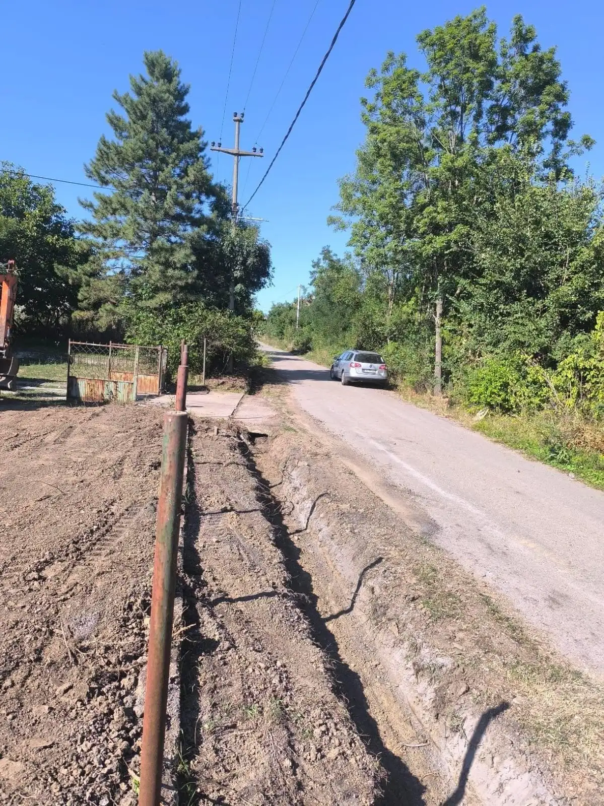 Kopanje kanala pored puta